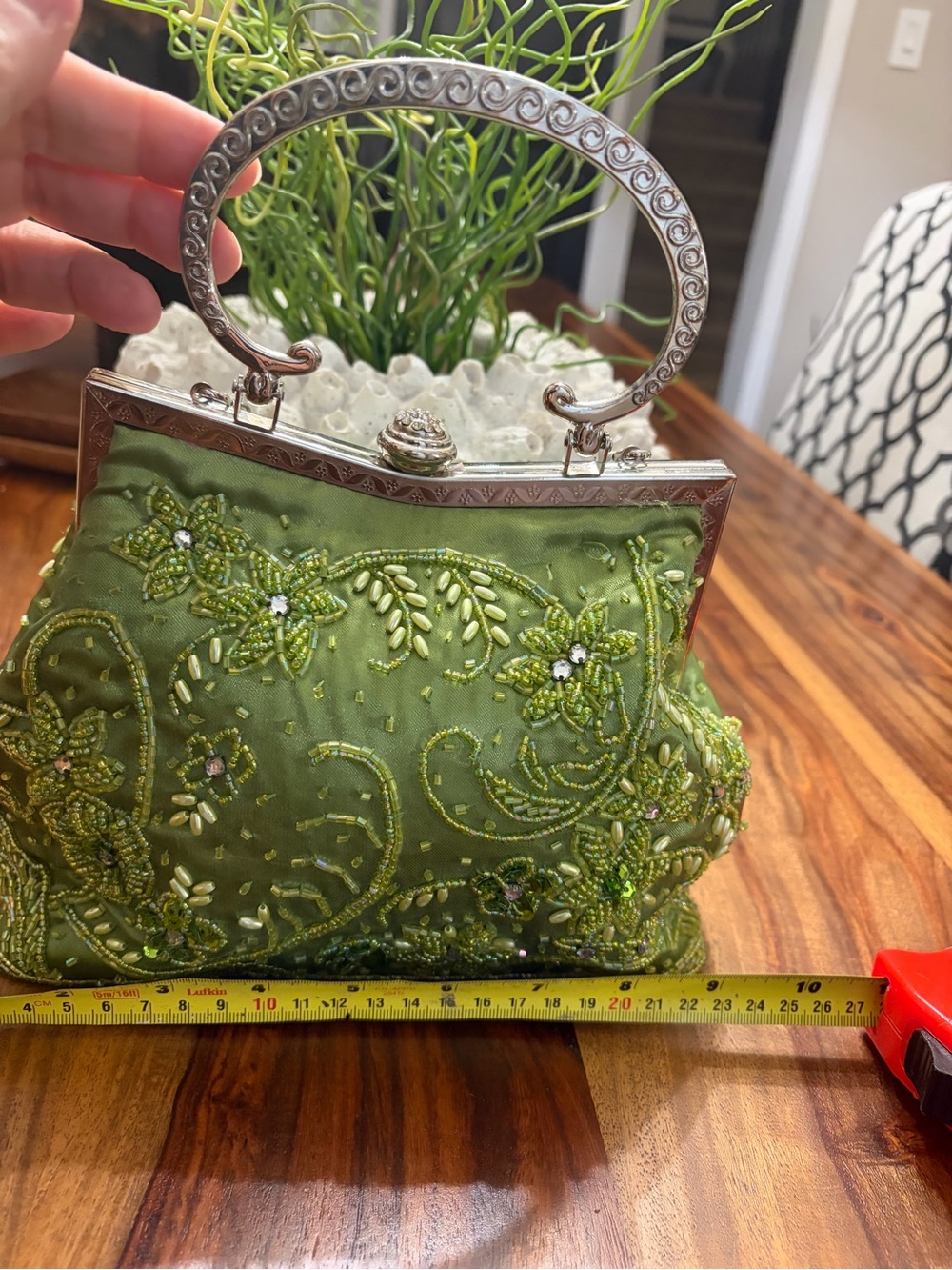 Embroidered Beaded Green Evening Handbag. She’s so beautiful 💚💚